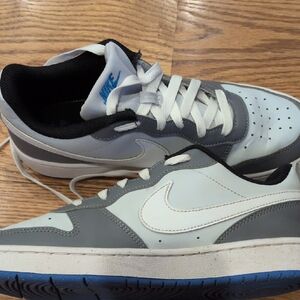 Nike Men's Gray and White Sneakers with Blue Accents